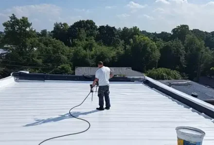 Peinture de toit en résine blanche Yvelines 78 : Rafraîchissez votre maison et économisez Jusqu’à 40 % d’Énergie
