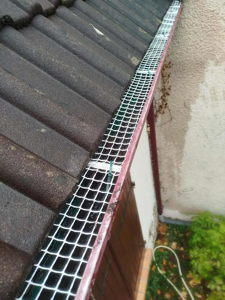 Couvreur Triel-sur-Seine 78510 – Pose grillage anti-feuille gouttière